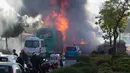 Sebuah bom meledakan bus yang berada Yerusalem, Israel, Senin (18/4). Kepolisian Israel menyakini ledakan yang melukai 16 orang itu adalah teror yang diciptakan untuk membuat warga takut. (REUTERS/Noam Revkin)