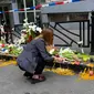 Ribuan orang berkumpul di lingkungan sekolah dasar itu pada malam hari untuk meletakkan bunga dan menyalakan lilin. (AP Photo/Darko Vojinovic)