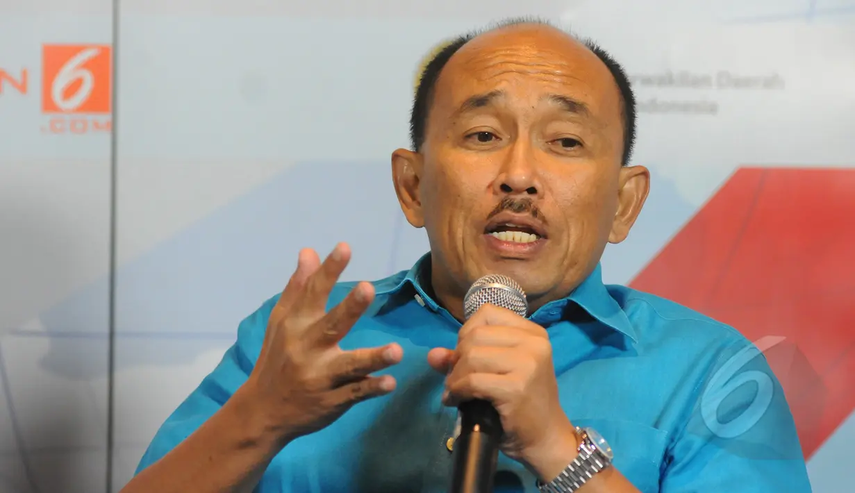 Wakil Ketua Umum Kamar Dagang dan Industri (Kadin) Indonesia, Natsir Mansyur saat menjadi pembicara dalam diskusi bincang senator 2015 "Gejolak dan Masa Depan Rupiah" di Jakarta, Minggu (29/3/2015). (Liputan6.com/Herman Zakharia)
