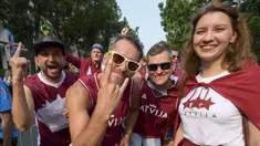 Suporter Latvia tiba sebelum pertandingan FIBA World Cup 2023 antara Latvia dan Lebanon di Indonesia Arena, Jakarta, Indonesia, Jumat (25/8/2023). (BAY ISMOYO/AFP)