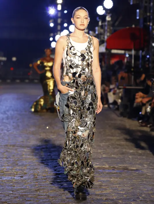 Gigi Hadid berjalan di runway untuk VOGUE World: New York selama New York Fashion Week 2022 di New York City (12/9/2022). Isu hubungan Gigi dan Leonardo sudah mencuat selama beberapa minggu terakhir. (JP Yim/Getty Images for Vogue/AFP)