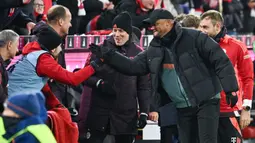 Pelatih Bayern Munchen, Vincent Kompany, merayakan kemenangan atas Augsburg dalam laga pekan 11 Bundesliga 2024/2025 yang dihelat di Allianz Arena, Sabtu (23/11/2024). (AFP/Lukan Barth-Tuttas)