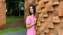 Dalam unggahan Instagram terbarunya, Ussy Sulistiawaty tampil menawan dengan busana dress pink yang menyala. Gayanya pun terlihat girly bak anak ABG yang tampil gaya di depan kamera. Tidak sedikit dari para seleb pun turut memberikan pujian di kolom komentar Instagramnya. (Liputan6.com/IG/@ussypratama)