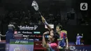 Ganda putra Indonesia, Mohammad Ahsan/Hendra Setiawan mengembalikan kok Liu Yu Chen/Ou Xuan Yi dari China saat tampil dalam Indonesia Open 2022 di Istora Senayan, Jakarta, Rabu (15/6/2022). Mohammad Ahsan/Hendra Setiawan kalah dengan dengan skor 17-21, 22-24. (Liputan6.com/Faizal Fanani)