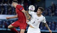 Penyerang timnas Turki, Kenan Karaman dan bek Italia, Giovanni Di Lorenzo bersaing memperebutkan bola pada laga pertama grup A Euro 2020 /2021 saat melawan Italia di stadion Olimpico Roma, Sabtu (12/6/2021). Timnas Italia berhasil menang 3-0 atas Turki. (Ettore Ferrari/Pool via AP)