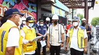 Menteri Pekerjaan Umum dan Perumahan Rakyat (PUPR) Basuki Hadimuljono saat mengunjungi proyek penataan pedestrian kota Solo