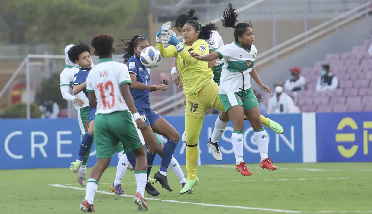 Di sisi lain, pemain terbaik Timnas Putri Indonesia pada laga tersebut adalah Fani Supriyanto (tengah), kiper Garuda Pertiwi. Ia berhasil membuat delapan kali penyelamatan penting sebelum diganti pada menit ke-60 akibat cedera. (Dok. PSSI)