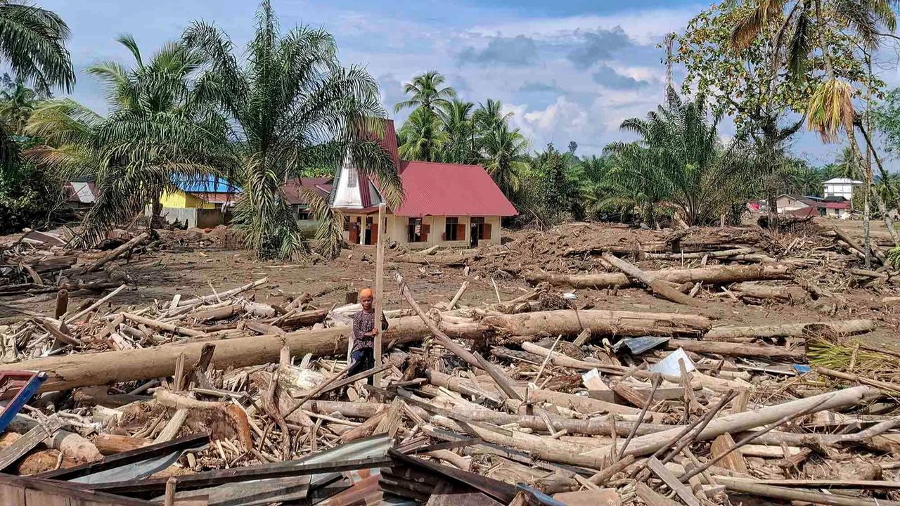 FOTO: Jemaat Tapanuli Selatan Rayakan Natal di Tengah Dampak Banjir Bandang dan Longsor