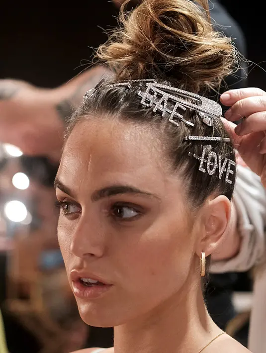 Model saat ditata rambutnya di belakang panggung untuk peragaan busana Baes & Bikinis selama Miami Swim Week 2019 di The Paraiso Tent di Miami Beach, Florida (14/7/2019). Miami Swim Week menampilkan pakaian renang yang berlangsung 11 - 16 Juli 2019. (AFP Photo/Jason Kempin)