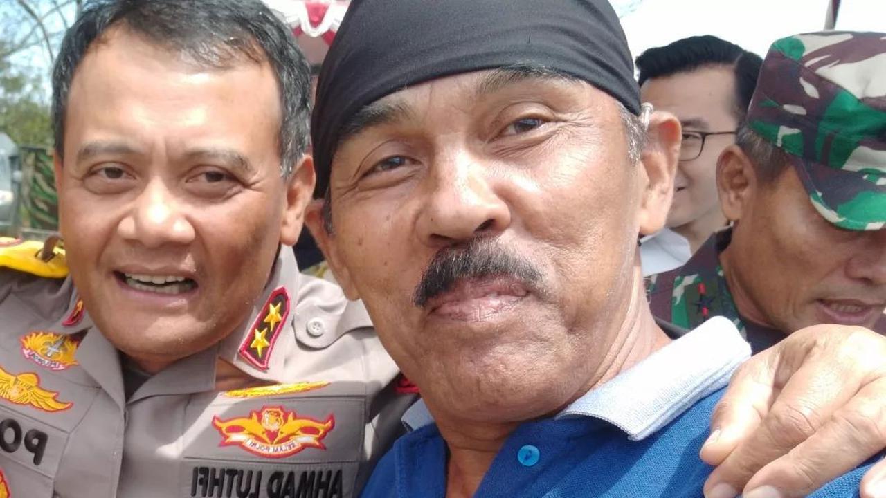 Kemudian, Kopral Bagyo juga tampak berpose dengan Irjen Polisi Ahmad Luthfi.<br>