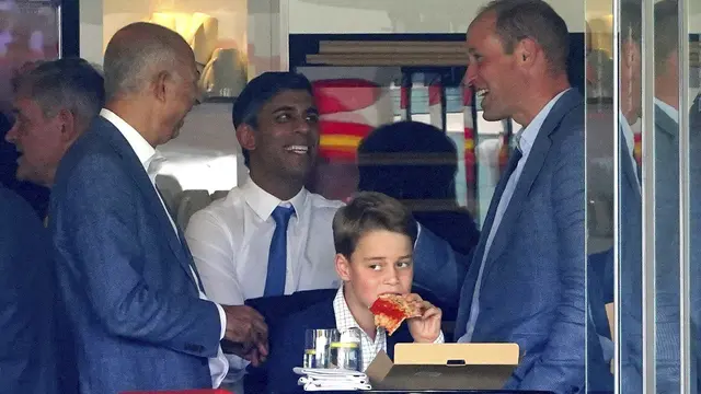 Pangeran George dan Pangeran William nonton pertandingan kriket, 1 Juli 2023. (Mike Egerton/PA via AP)