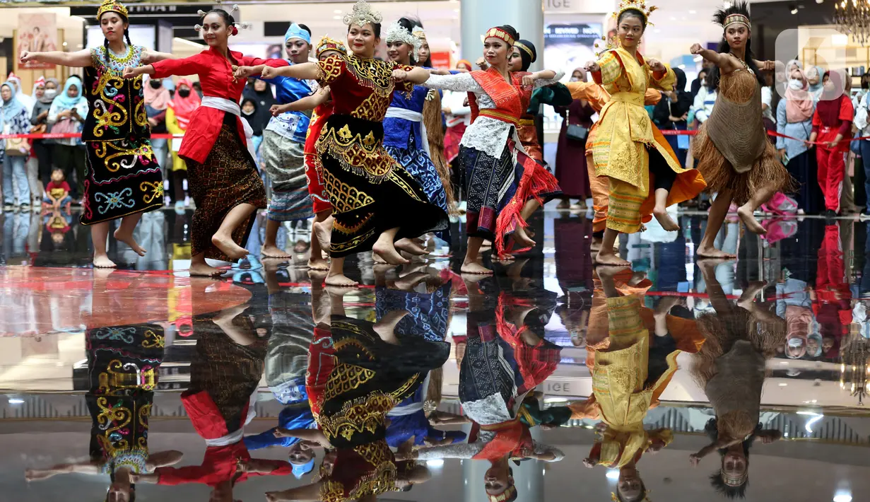 Penari dari Yayasan Belantara Budaya Indonesia menghibur pengunjung Margo City dalam campign tahunan bertajuk Tunjukkan Indonesiamu dalam memperingati Hari Kemerdekaan Republik Indonesia ke 78, Depok, Jawa Barat, Sabtu (19/8/2023). (Liputan6.com/Johan Tallo)