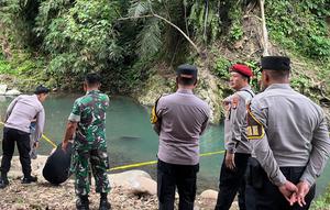 TKP tenggelamnya dua bocah di Air Terjun Way Lalaan, Tanggamus Lampung, dipasang garis polisi. (Liputan6.com/ Dok Ist)