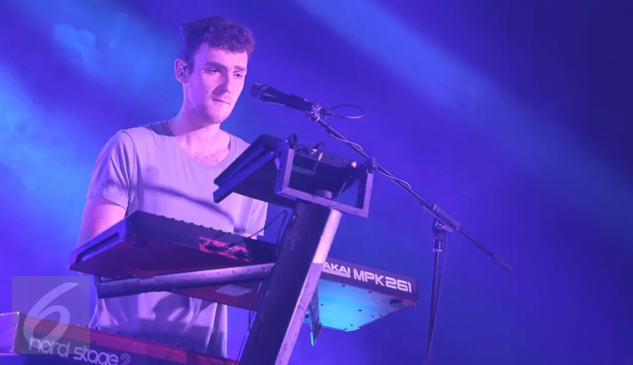 Personel Clean Bandit, Jack Patterson tampil dalam konser yang bertajuk "Clean Bandit Live in Jakarta" di Jakarta, (8/12). Mereka membawakan dua belas lagu diantaranya Real Love, Stronger dan Rather Be. (Liputan6.com/Faizal Fanani)