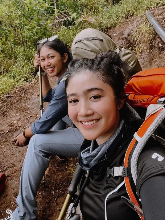 Meski sempat lelah dan keringetan karena medan yang tidak mudah dan menguras banyak energi, Febby tetap terlihat cantik dan penuh senyum. Nggak heran jika foto-fotonya saat naik gunung berhasil mencuri perhatian netizen dan menuai banyak pujian dari mereka. (Instagram/febyraastanty)