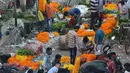 Para pedagang menjajakan bunga untuk dijual selama Festival Durga Puja di pinggir jalan Siliguri, India, Selasa (12/10/2021). Durga Puja juga disebut Durgotsab adalah festival tahunan di Asia Selatan untuk memuja dewi Durga dari agama Hindu. (DIPTENDU DUTTA/AFP)