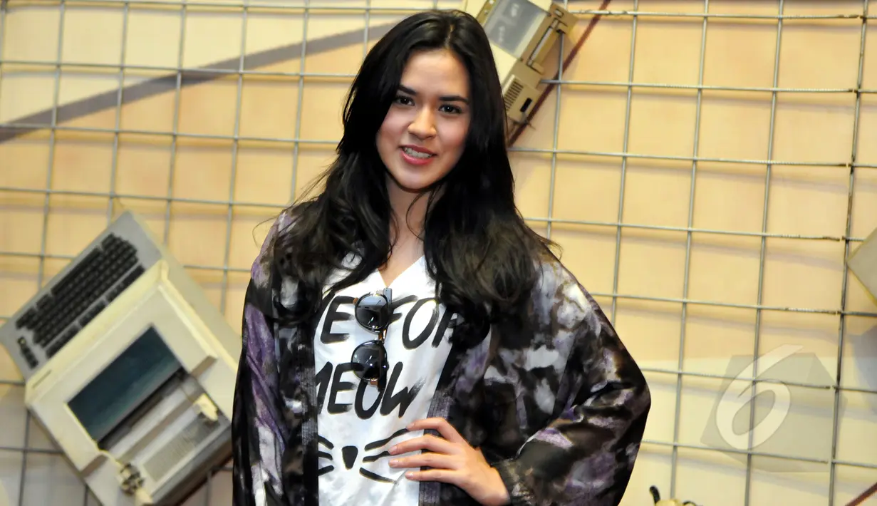 Penyanyi Raisa Andriana terlihat cantik dengan gaya yang casual. Foto diambil di kawasan Jakarta Barat, Jum'at (13/3/2015). (Liputan6.com/Panji Diksana) 