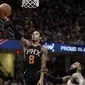 LeBron James tak kuasa membendung serangan pemain Suns saat Cavaliers menang di lanjutan NBA (AP Photo/Tony Dejak)