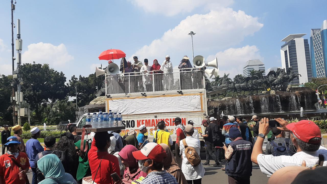 Massa aksi kembali menggelar demonstrasi di sekitar Patung Kuda, Jalan Medan Merdeka Barat, Jakarta Pusat pada siang ini, Selasa (18/6/2019).