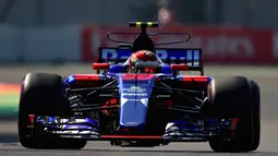 Sean Gelael melaju dengan mobil Scuderia Toro Rosso STR12 pada sesi latihan bebas  F1 GP Mexico di Autodromo Hermanos Rodriguez, (27/10/2017). Sean menempati urutan ke-17.  (Clive Rose/Getty Images/AFP)