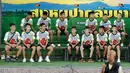 12 anak laki-laki dan pelatih sepak bola mereka, yang diselamatkan dari gua banjir di Thailand muncul di depan umum untuk pertama kalinya sejak keluar dari rumah sakit di Chiang Rai, Rabu (18/7). Mereka menceritakan pengalaman mereka. (AP/Vincent Thian)