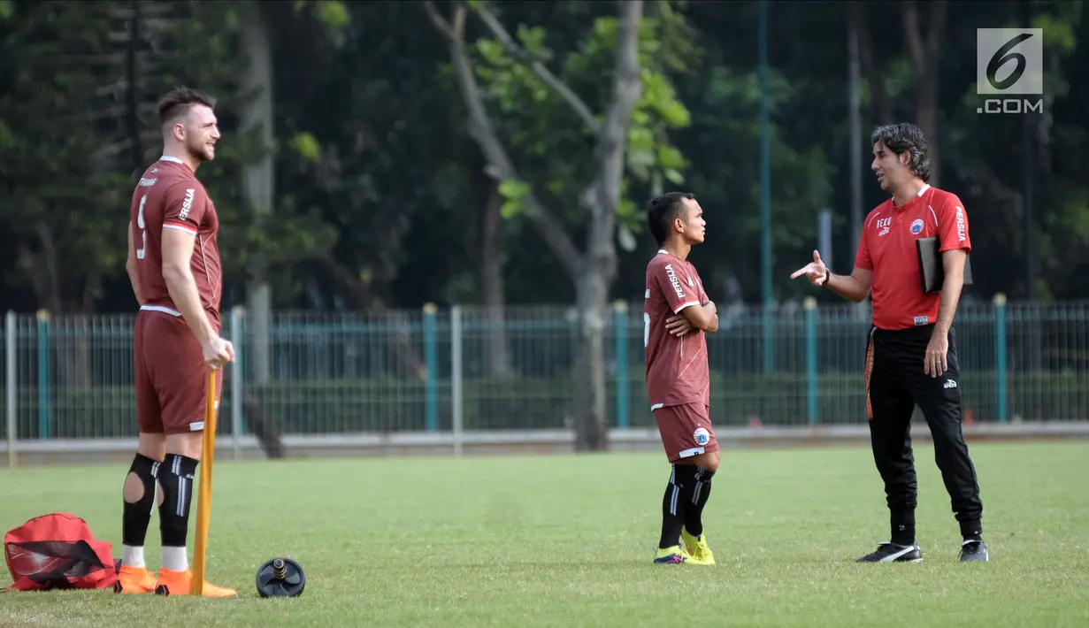 Pelatih Persija, Stefano Cugurra (kanan) berbincang dengan Riko Simanjuntak saat latihan jelang laga kedua Semifinal Zona Asia Tenggara Piala AFC 2018 melawan Home United di Lapangan A Kompleks GBK, Jakarta, Senin (14/5). (Liputan6.com/Helmi Fithriansyah)
