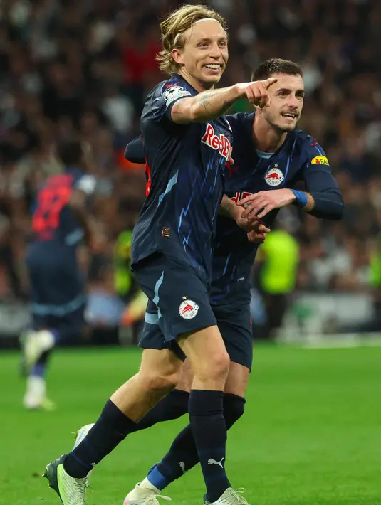 Pada menit ke-85, Mads Bidstrup berhasil mencetak gol hiburan untuk RB Salzburg. (Pierre-Philippe MARCOU/AFP)