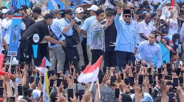 Calon Presiden dan Calon Wakil Presiden nomor urut 2 Prabowo Subianto-Gibran Rakabuming Raka menyapa pendukungnya saat kampanye akbar di Stadion Utama Gelora Bung Karno, Jakarta, Sabtu (10/2/2024). (Liputan6.com/Herman Zakharia)