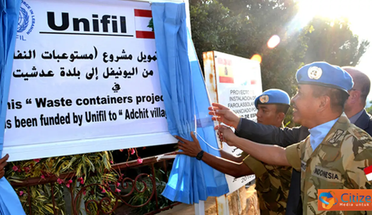 Citizen6, Lebanon: Komandan Indobatt, Letkol Inf Suharto Sudarsono menyerahkan bantuan sarana kebersihan berupa bak sampah UNIFIL kepada warga Adshid al Qusayr, Lebanon Selatan, Kamis (19/7). (Pengirim: Badarudin Bakri).