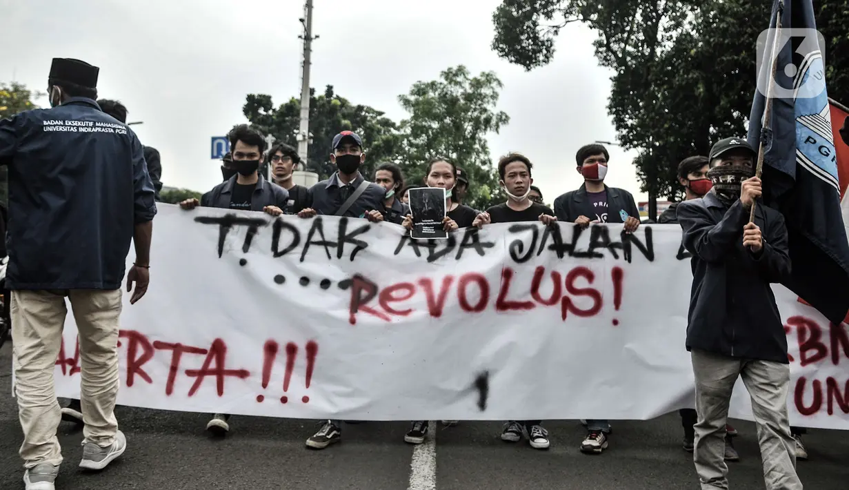 Mahasiswa Universitas Indraprasta atau Unindra menggelar longmarch menolak UU Cipta Kerja di Jalan TB Simatupang, Jakarta, Rabu (7/10/2020). Sekitar 200 mahasiswa Unindra longmarch sebagai bentuk kekecewaan atas pemerintah dan DPR yang telah mengesahkan UU Cipta Kerja. (merdeka.com/Iqbal S. Nugroho)