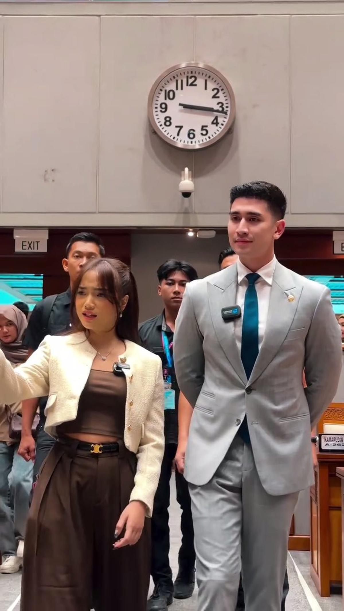 Tampilannya Disorot, Begini Momen Fuji Diajak Verrell Bramasta Keliling Gedung DPR
