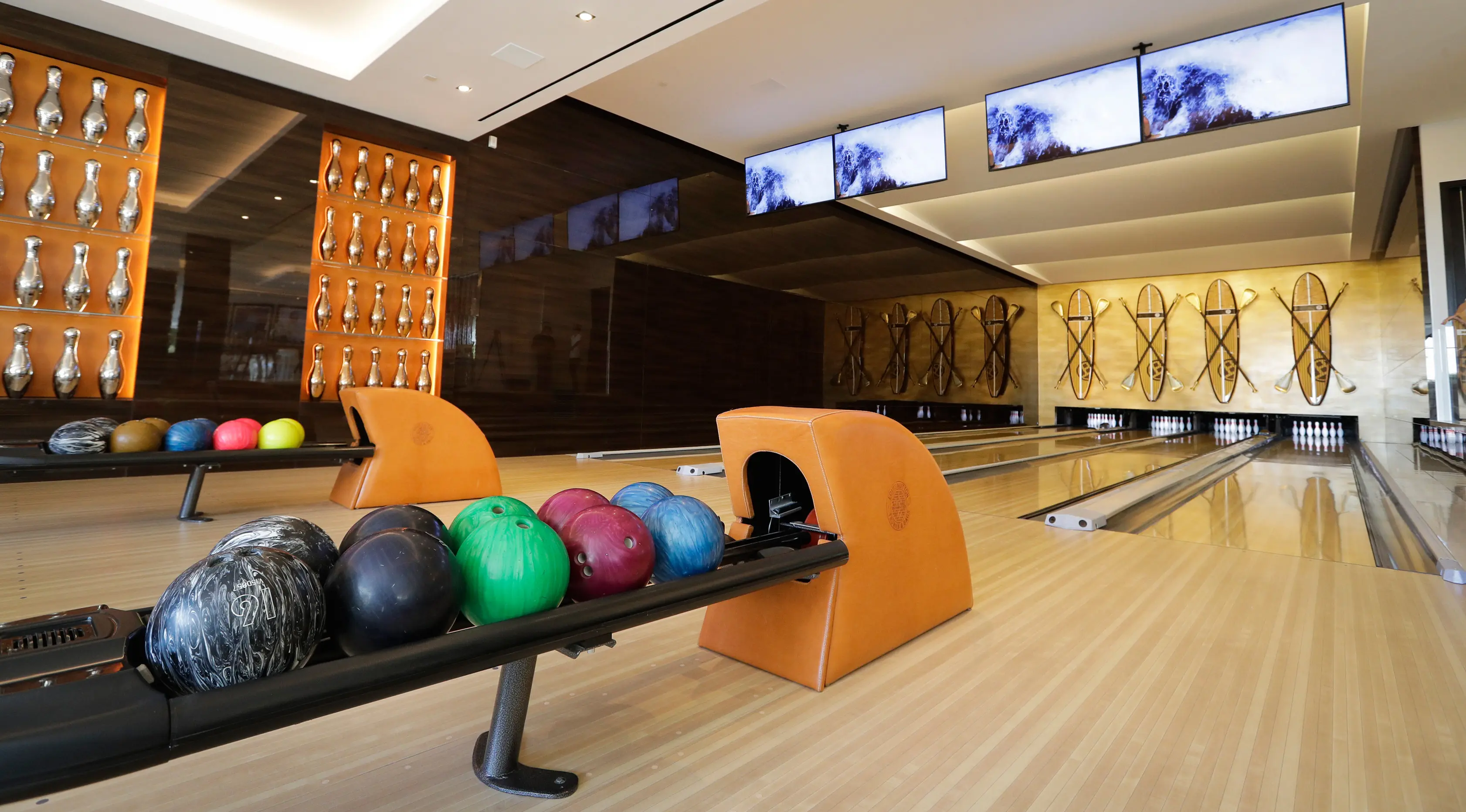 Suasana tempat bermain bowling di rumah mewah di kawasan Bel-Air, Los Angeles,AS (26/1). (AP/Jae C. Hong)