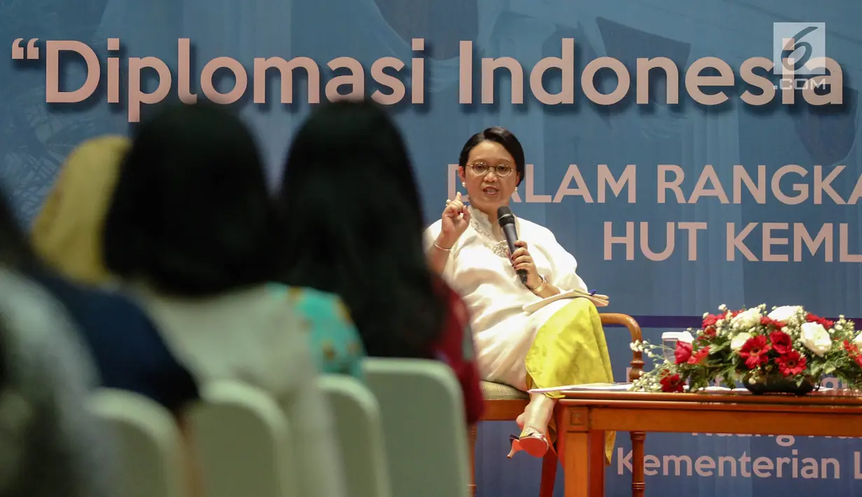 Menteri Luar Negeri RI Retno Marsudi memberikan paparan saat hadir menjadi pembicara dalam Talkshow Menlu RI di Kementerian Luar Negeri, Jakarta, Jumat (11/8). (Liputan6.com/Faizal Fanani)