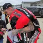 Pembalap Ducati Aruba Racing Scott Redding melayani permintaan tanda tangan penggemarnya usai WSBK Mandalika di Sirkuit Mandalia, Lombok, NTB, Minggu (21/11/2021). (foto: Liputan6.com/Septian Pamungkas)