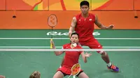 Ganda campuran Indonesia, Praveen Jordan dan Debby Susanto saat menghadapi ganda campuran asal Jerman, Michael Fuchs dan Birgit Michels dalam babak penyisihan Grup A Olimpiade 2016 di Rio de Janeiro, Brasil, Jumat (12/8). (AFP PHOTO/Ed Jones)