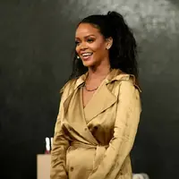 Tampil menawan, Rihanna mengenakan gaun trenche trompe l'oeil sutra dari koleksi Burberry Spring Summer 2019, yang dirancang Riccardo Tisci. (Foto: Istimewa)