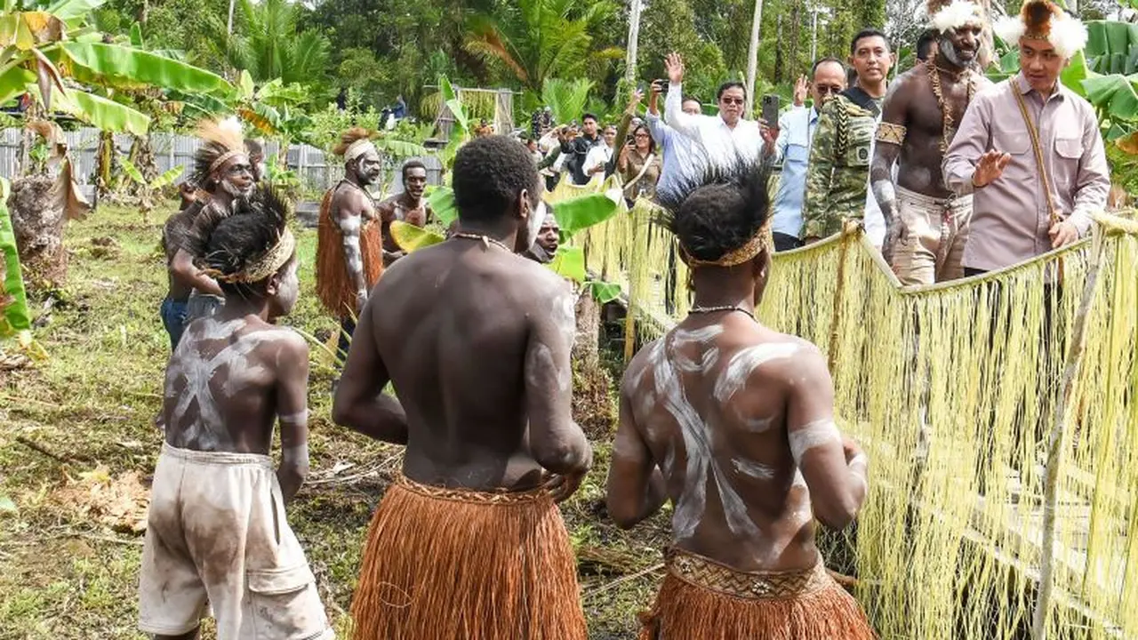 Wakil Presiden Gibran Rakabuming Raka (kanan) disambut tarian suku Asmat saat meninjau Sekolah Lapang Sagu Keuskupan Agats di Kabupaten Asmat, Papua Selatan, Minggu (21/6/2026). (Antara)