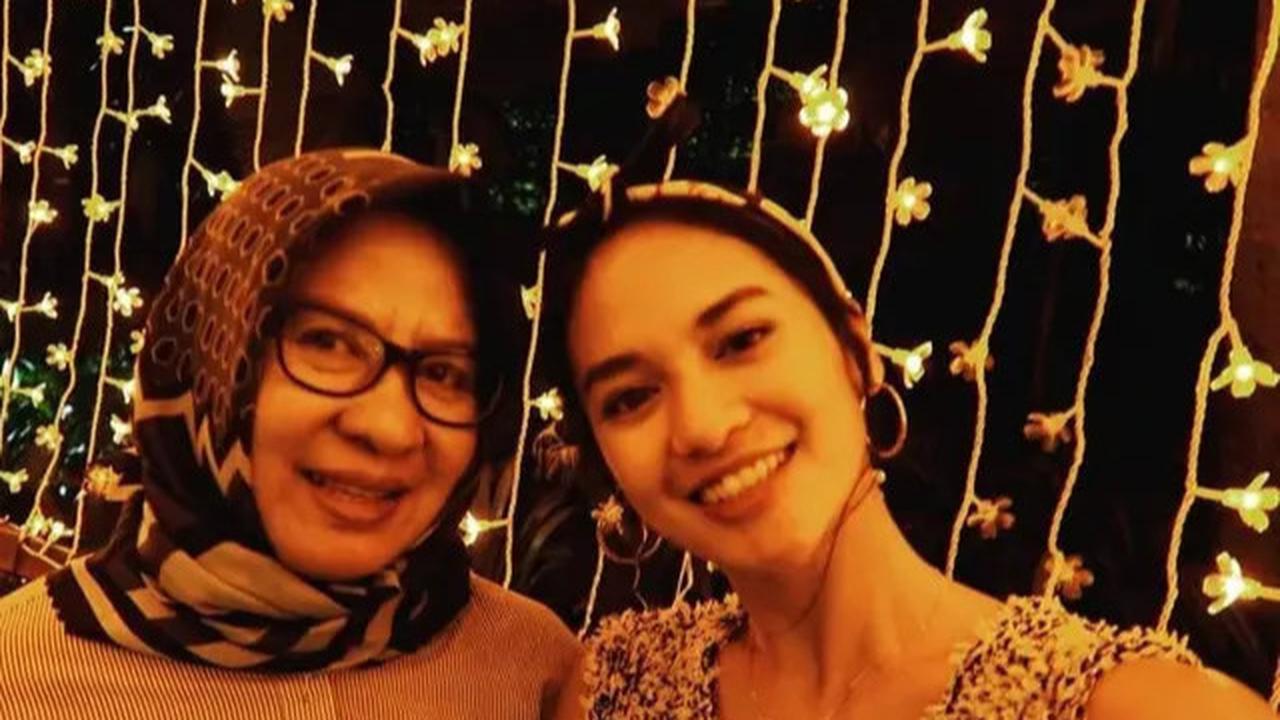 Foto Kenangan Hana Malasan dan Ibunda, Penuh Momen Hangat