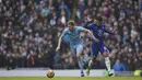 Gelandang Manchester City, Kevin De Bruyne melewati bek Chelsea, Thiago Silva saat pertandingan lanjutan Liga Inggris di stadion Etihad di Manchester, Inggris, Sabtu (15/1/2022). Hasil ini membuat Man City unggul 13 poin atas Chelsea yang menempati peringkat dua di klasemen. (AP Photo/Dave Thompson)