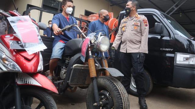 <span>Polisi Grebek Pabrik Arak Oplosan Omset ratusan Juta (Dewi Divianta/Liputan6.com)</span>