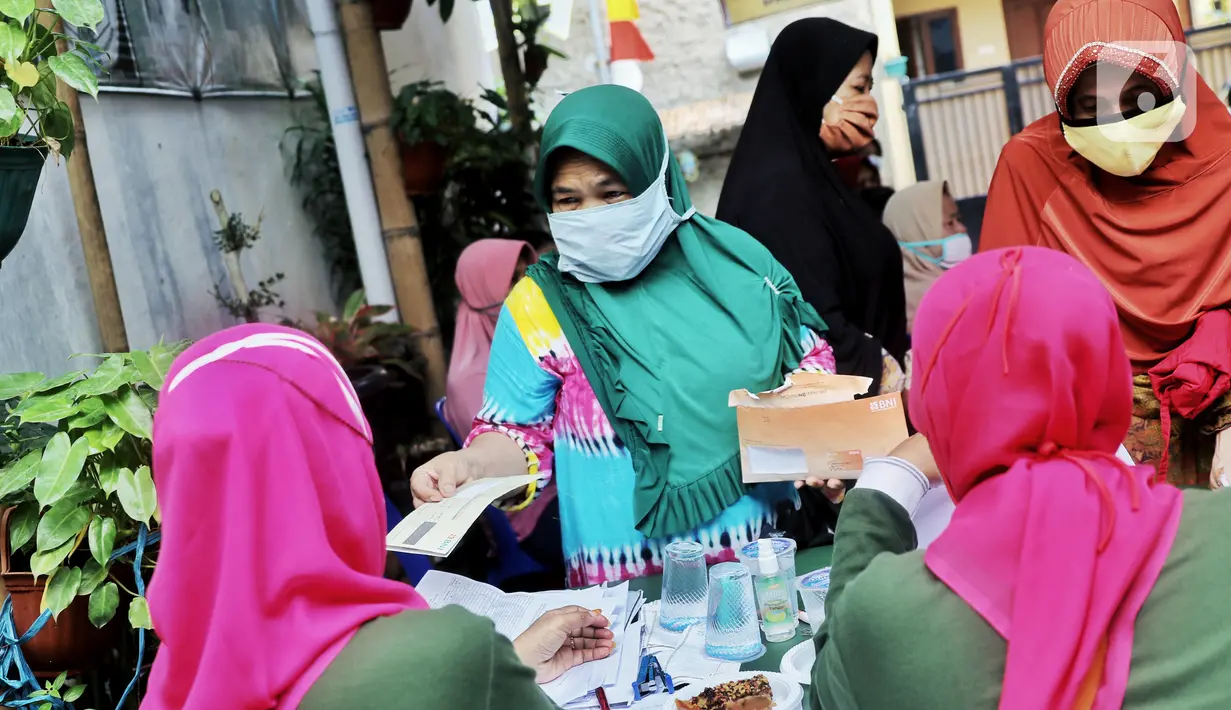 Warga mengantre untuk menerima pembagian sembako BPNT di RW 01 Kelurahan Gaga,Larangan, Kota Tangerang, Banten, Rabu (24/2/2021).  Program sembako atau BPNT kepesertaannya ditetapkan sebanyak 18,5 juta KPM akan diberikan setiap bulan hingga Desember 2021. (Liputan6.com/Angga Yuniar)