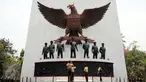Sejumlah Pramuka mengabadikan patung tujuh pahlawan revolusi di Monumen Pancasila Sakti, Jakarta, Selasa (29/9/2015). Pemerintah akan mengadakan upacara peringatan Hari Kesaktian Pancasila pada 1 Oktober mendatang. (Liputan6.com/Helmi Fithriansyah)
