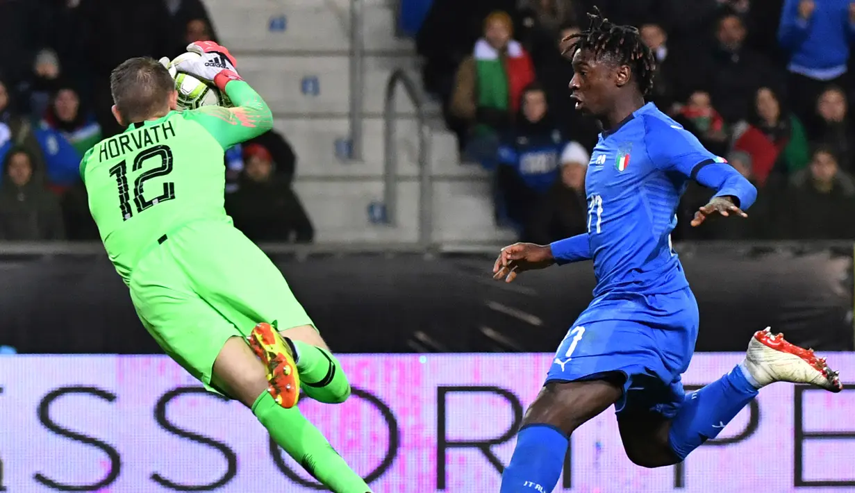 Kiper Amerika Serikat, Ethan Horvath menangkap bola dari kejaran pemain Italia, Moise Kean saat pertandingan persahabatan di Cristal Arena di Genk, Belgia, Selasa, 20 November 2018. (AP Photo / Geert Vanden Wijngaert)