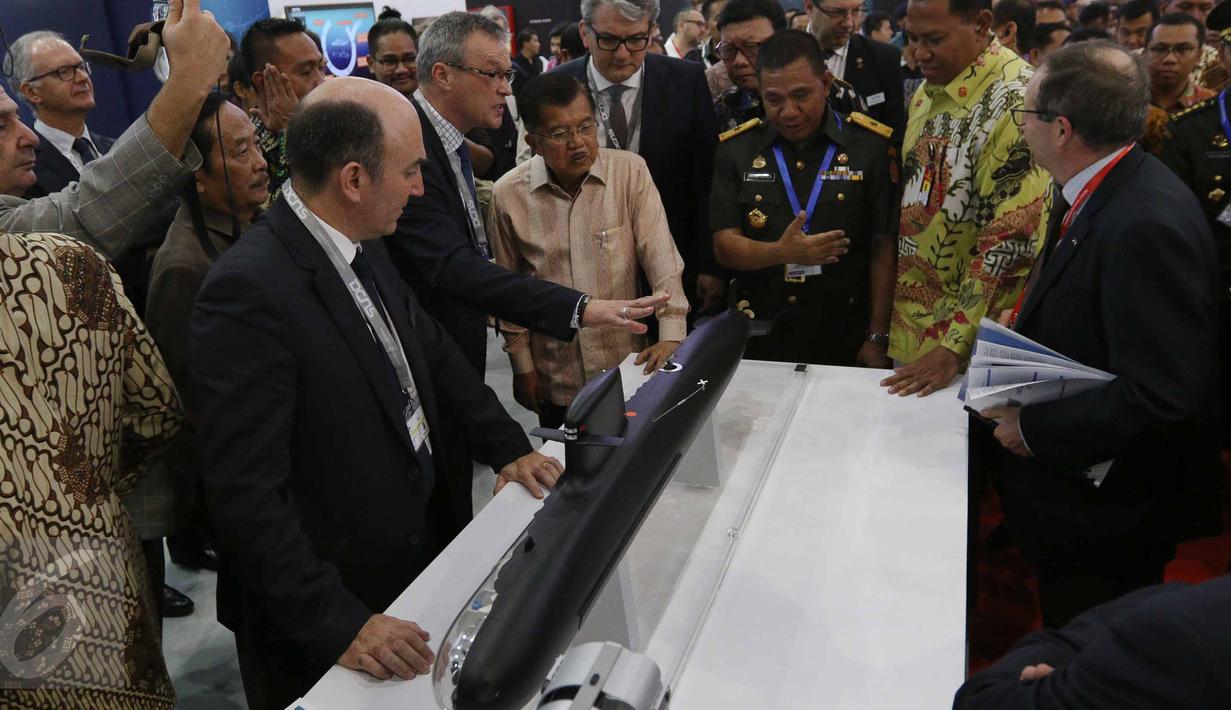 Wakil Presiden Jusuf Kalla meninjau booth peserta usai membuka pameran Indo Defence 2016 Expo & Forum di JIExpo Kemayoran, Jakarta, Rabu (2/11). Indo Defence 2016 Expo & Forum diselenggarakan dari tanggal 2-5 November 2016. (Liputan6.com/Faizal Fanani)