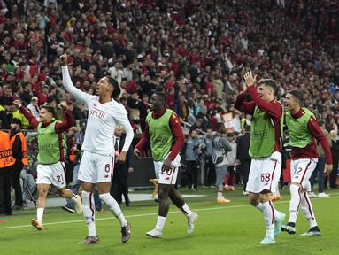 Para pemain Roma berselebrasi setelah pertandingan leg kedua semifinal Liga Europa melawan Bayer Leverkusen di BayArena di Leverkusen, Jerman, Jumat, 19 Mei 2023. (AP Photo/Martin Meissner)