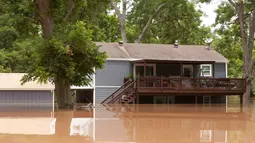 Banjir merendam ratusan rumah di Richmond, Texas, Selasa (31/5). Bencana banjir terjadi lantaran Sungai Brazos meluap akibat hujan deras yang mengguyur wilayah tersebut. (REUTERS/Daniel Kramer)