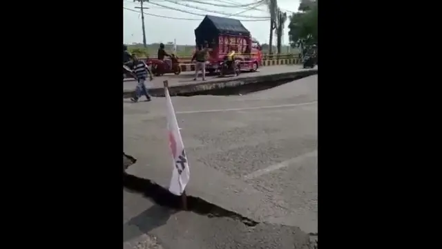 Jembatan Ngaklik 1 Lamongan ambles. (Ist)