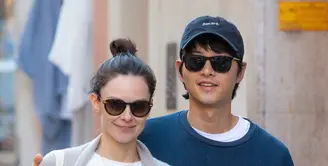 Baru-baru ini, Song Joong Ki terlihat tengah jalan-jalan bersama sang istri Katy Louis Saunders di Roma, Italia. [Foto: Twitter/@sjkwings1985].