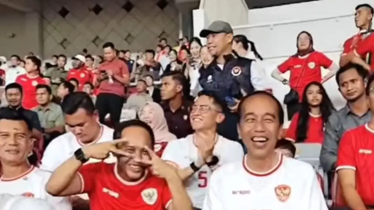 Gaya Seru Jokowi dengan Jan Ethes dan La Lembah Nonton Bareng Pertandingan Timnas Indonesia vs Arab Saudi, Kompak Pakai Jersey