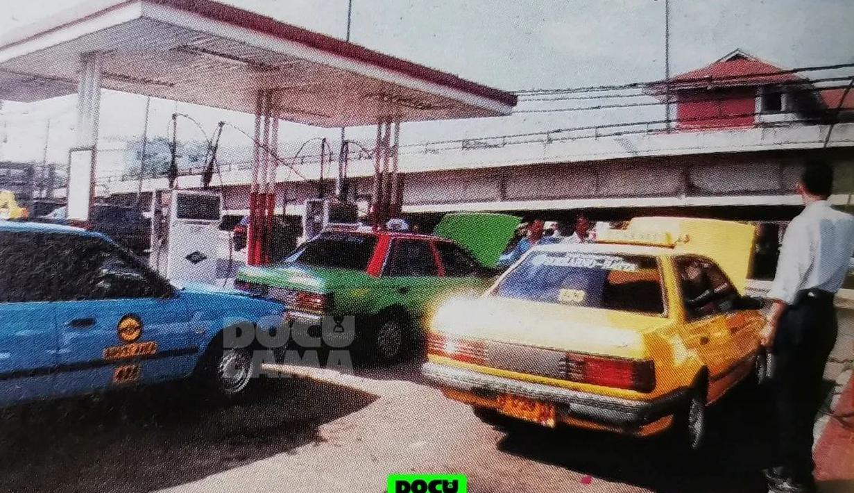 Para taksi sedang mengisi BBG sebagai bahan bakar alternatif selain bensin. (Source: Instagram/@doculama)